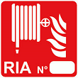 Équipier de seconde intervention utilisant un robinet d'incendie armé (RIA)
